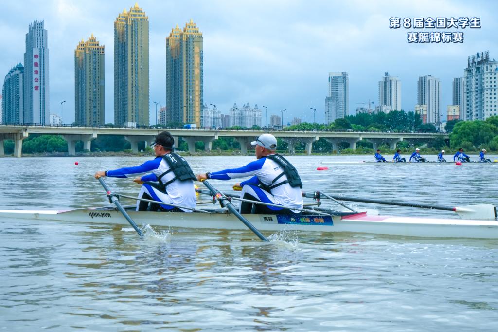 西安交大学生赛艇队在第8届大学生赛艇锦标赛中获6项冠军