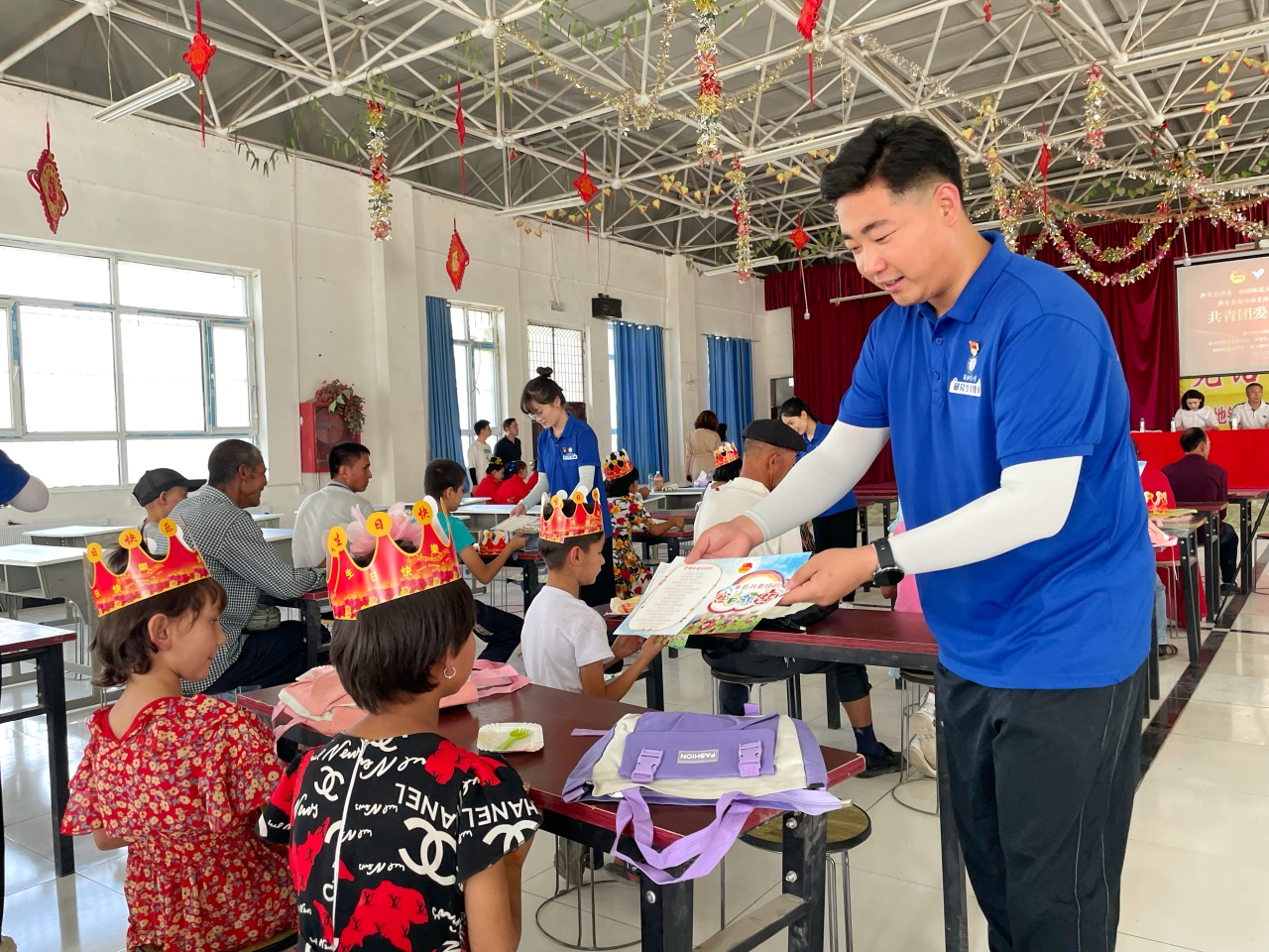在莎车县荒地镇开展助学公益活动.jpg