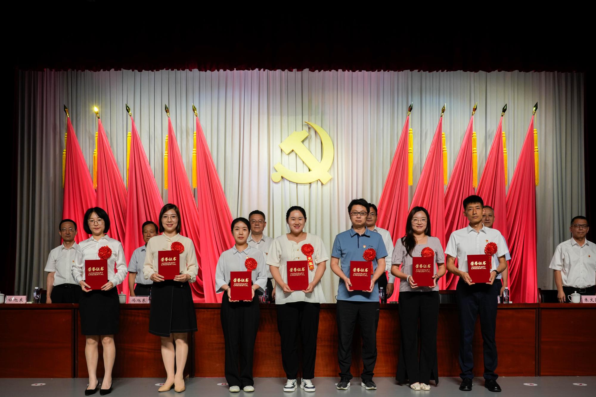 优秀党务工作者领奖.jpg 优秀党务工作者领奖.jpg