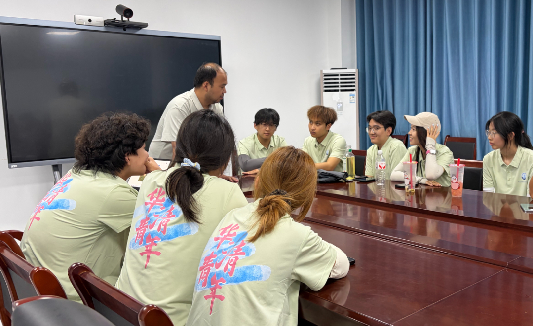 图4实践团队开展方案研讨交流，梳理场地改造思路.jpg