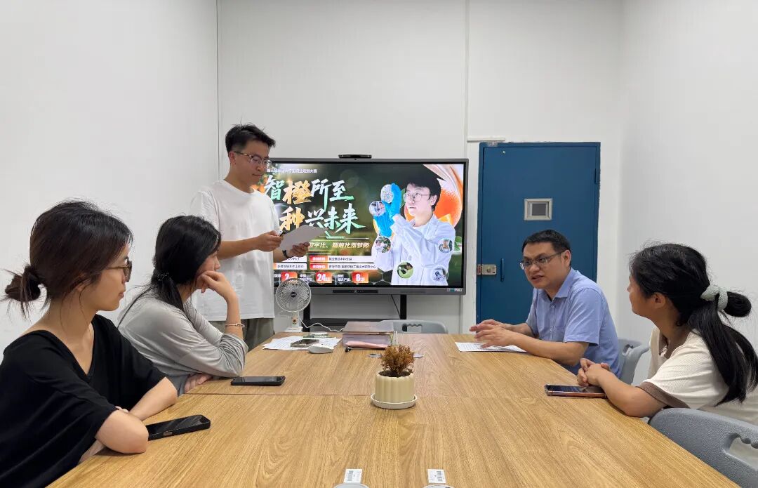 创新创业学院廖烈强老师与学生一起讨论大学生职业规划大赛项目.JPG
