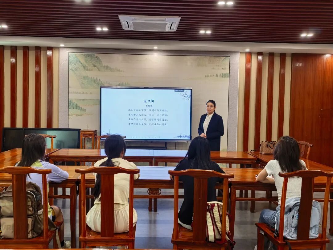 文学与新闻传播学院江梅玲老师为学生讲诗词创作微课.jpg