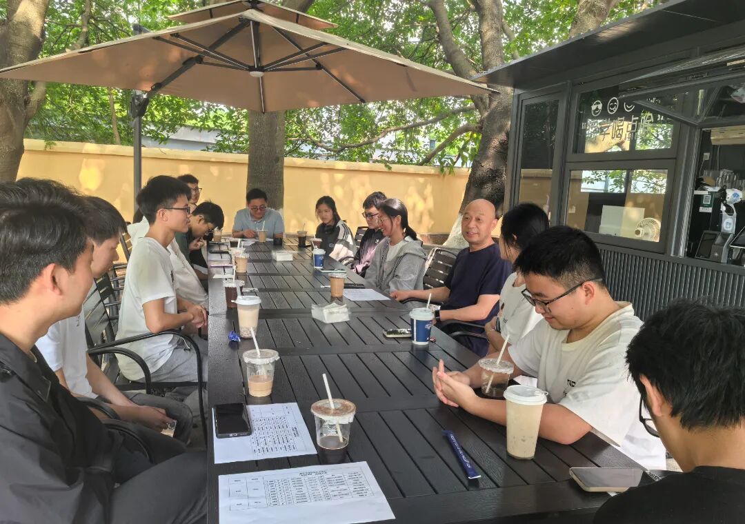 学校党委书记陈义旺与学生面对面共话大学生活.jpg