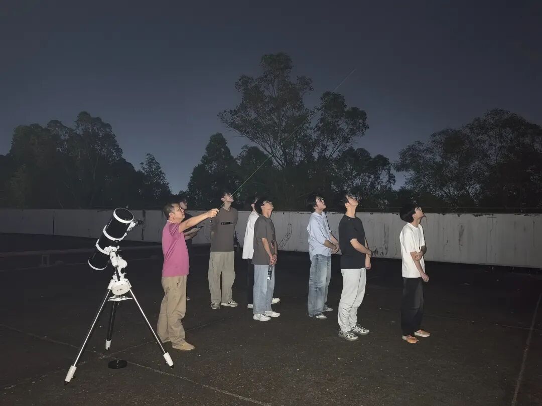 地理与环境工程学院刘波林老师与学生一起看星空.jpg