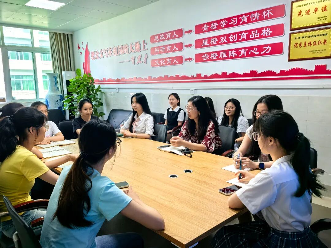 生命科学学院米兰芳老师为学生做考研面试辅导.jpg