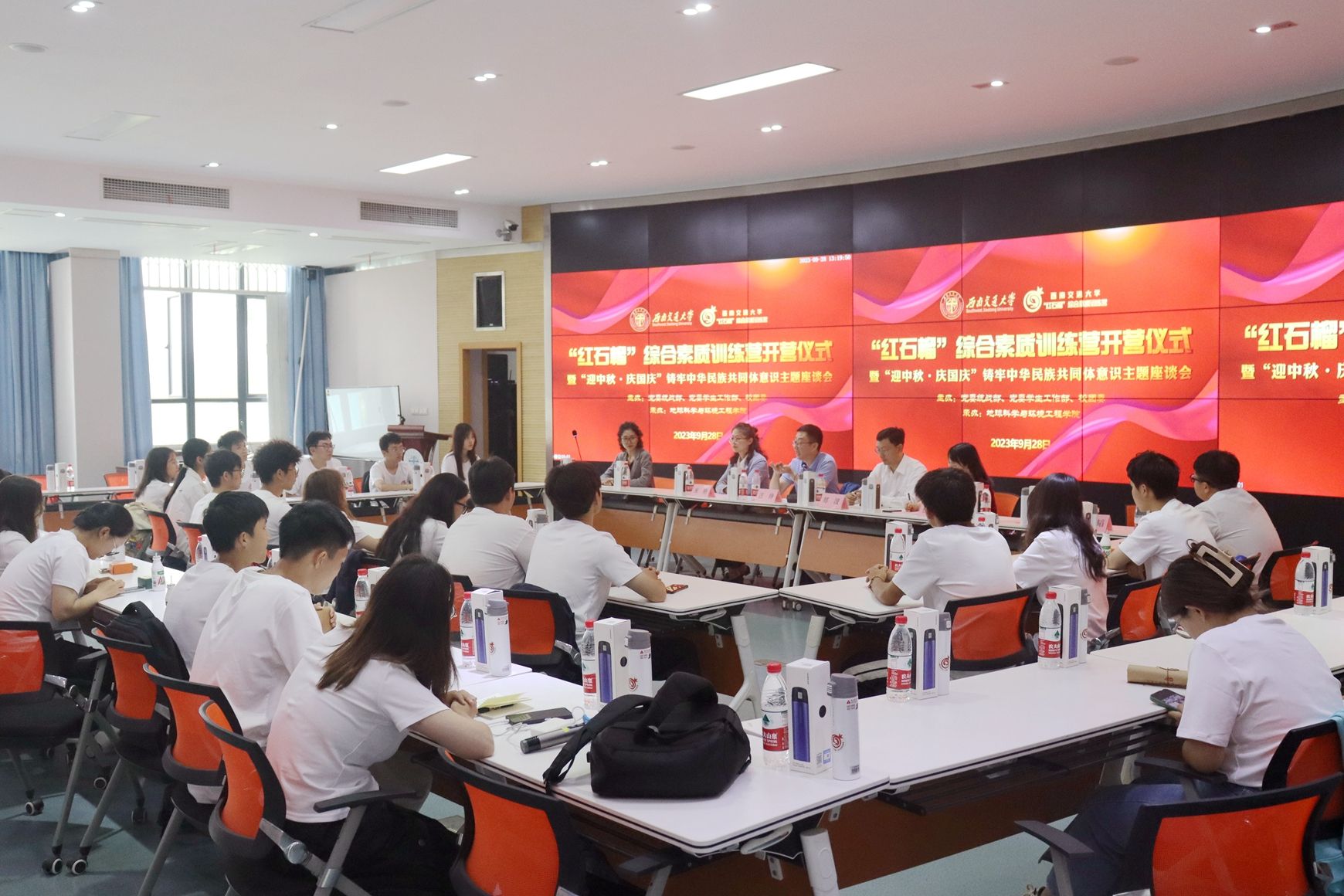 座谈会全景_副本.jpg 座谈会全景_副本.jpg