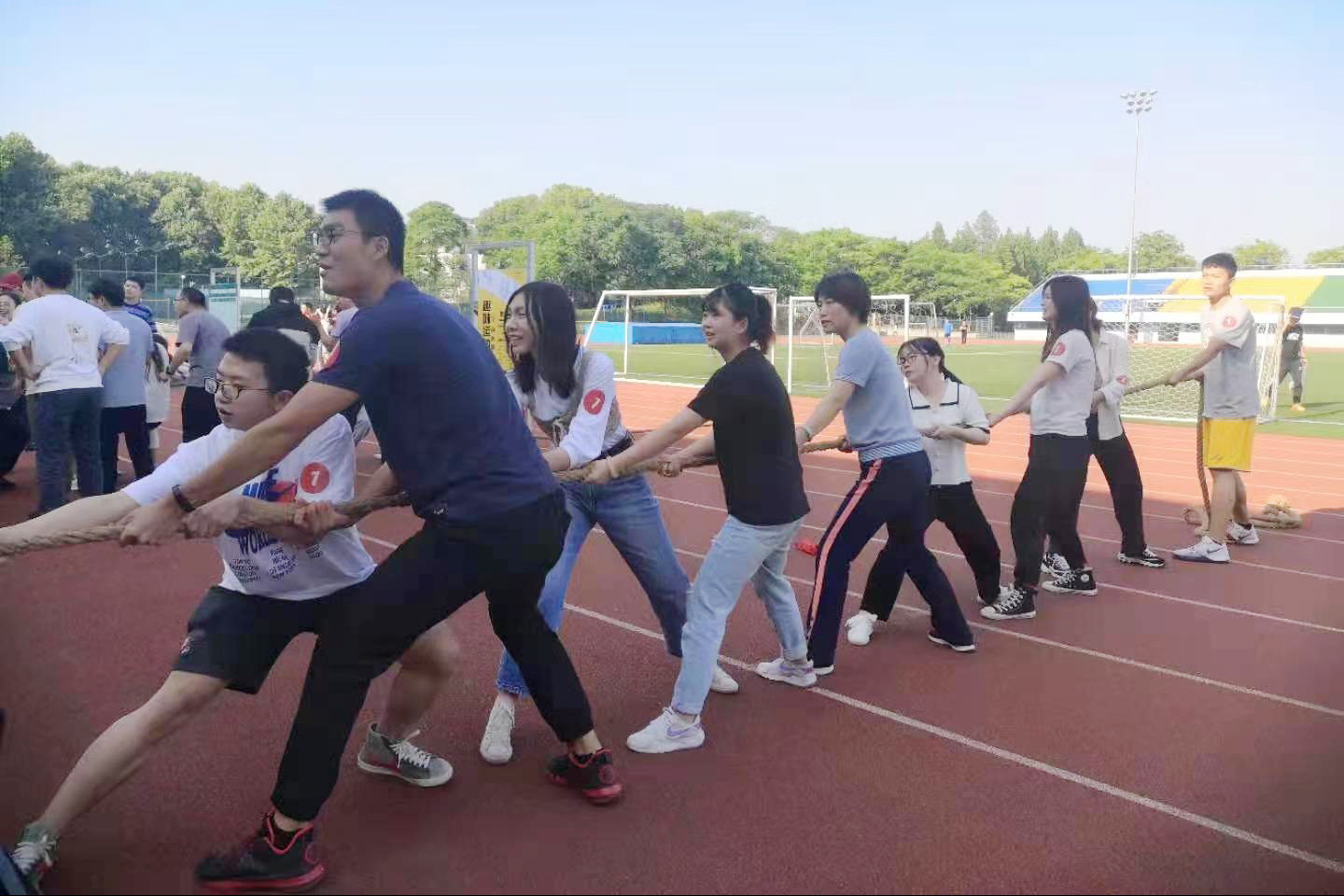 熊涛和学生参加趣味运动会