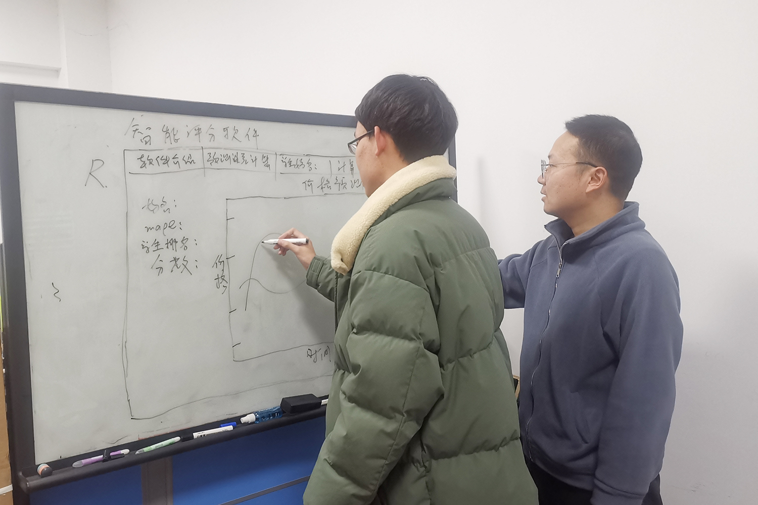 熊涛与学生一起设计开发软件