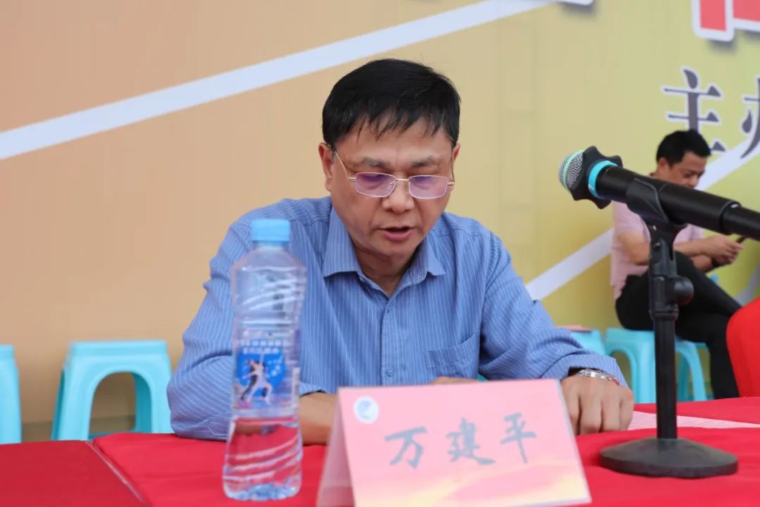 万建平致闭幕辞(摄 /  朱建敏)据悉,本届校运会共有784名师生运动员