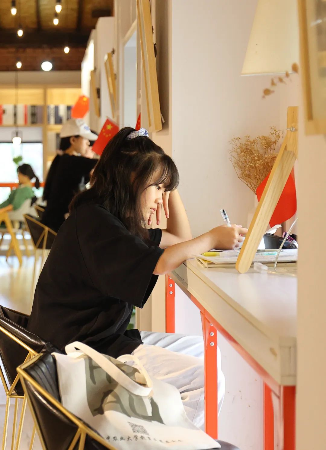 华中农业大学狮山天地阔读书滋味长