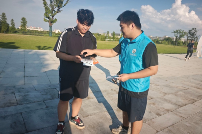 图为实践团成员宣传用电知识_副本.jpg