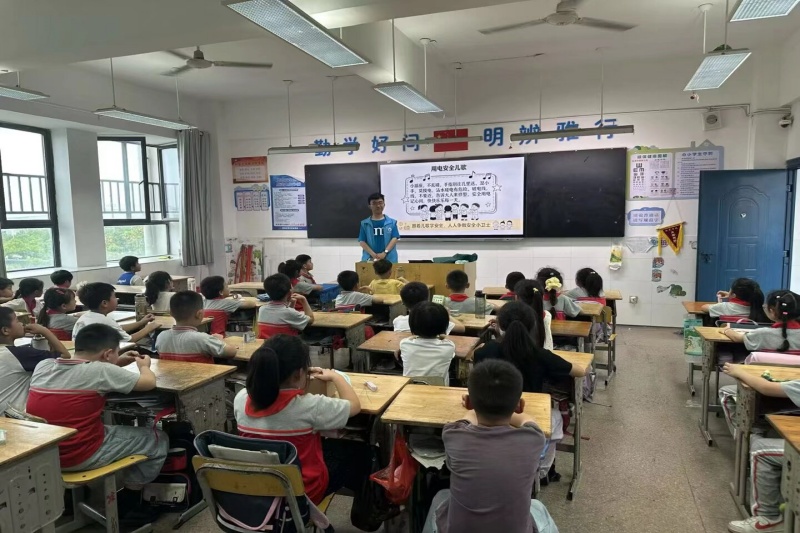 图为实践团成员在新芜学校讲授用电知识_副本.jpg