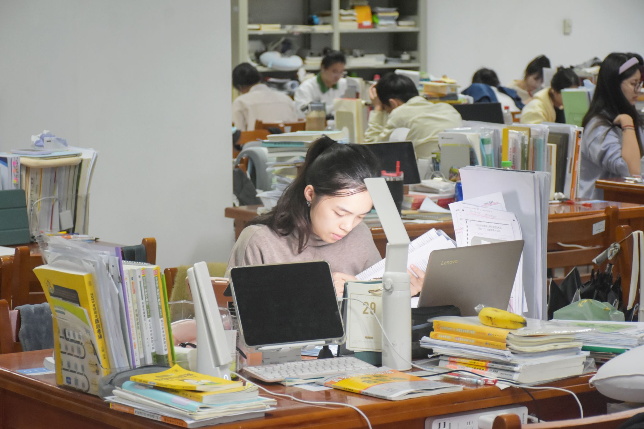 首页|校园号|广西民族大学>考研人在过道背书图书馆学生学习考研人