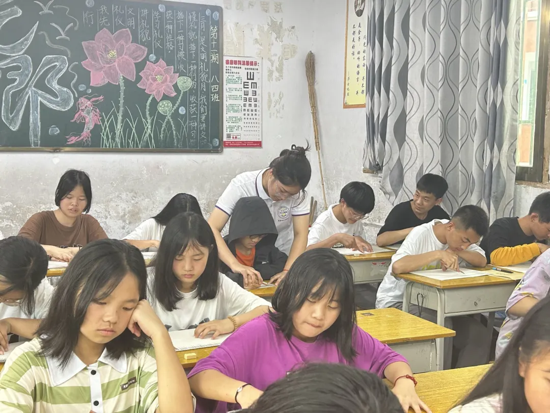 重庆对外经贸学院丨丰富乡村色彩，开展趣味课堂