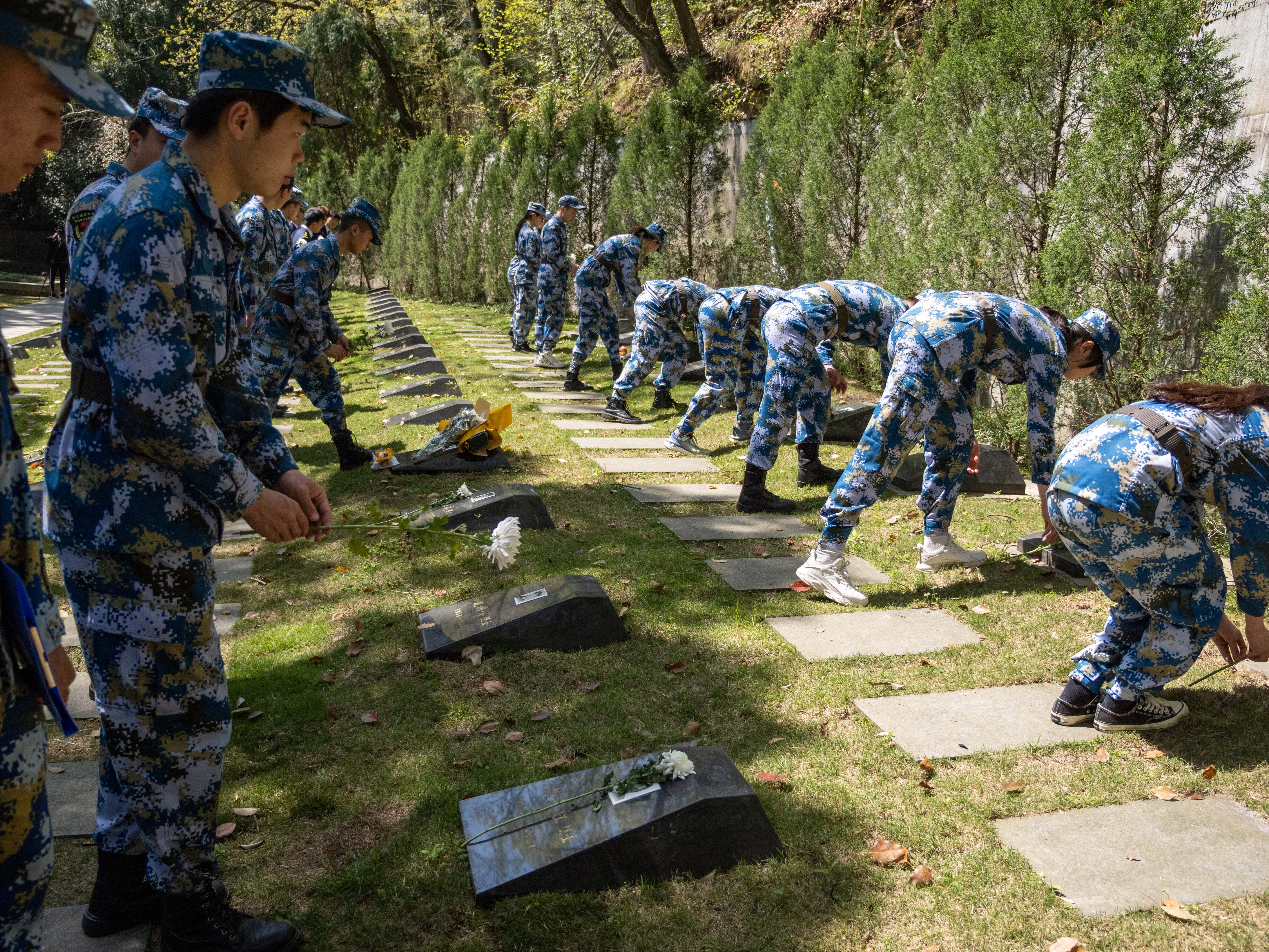 20230402“缅怀英烈魂，砥砺奋进路”清明祭扫活动 朱艺力-27.jpg