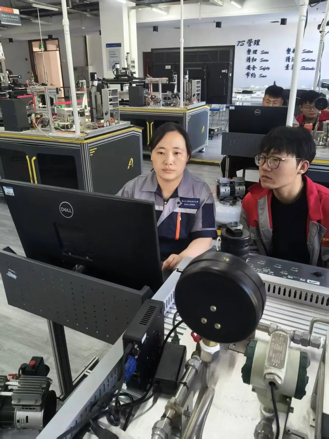 指导学生实训.jpg