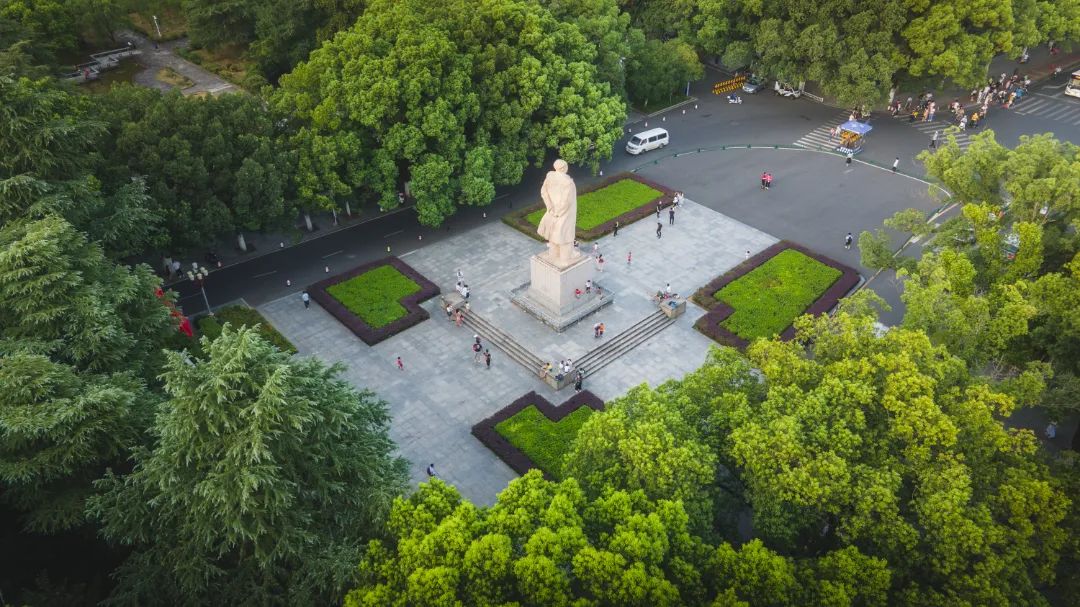 湖南大學極其珍貴的地標性建築東方紅廣場