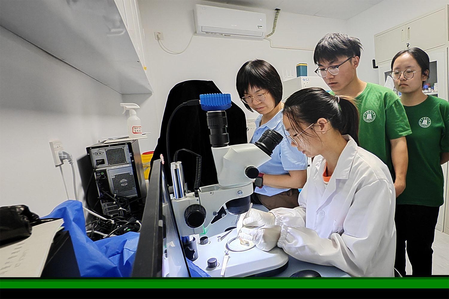【1】实践团成员跟随水产学院高泽霞教授参观实验室