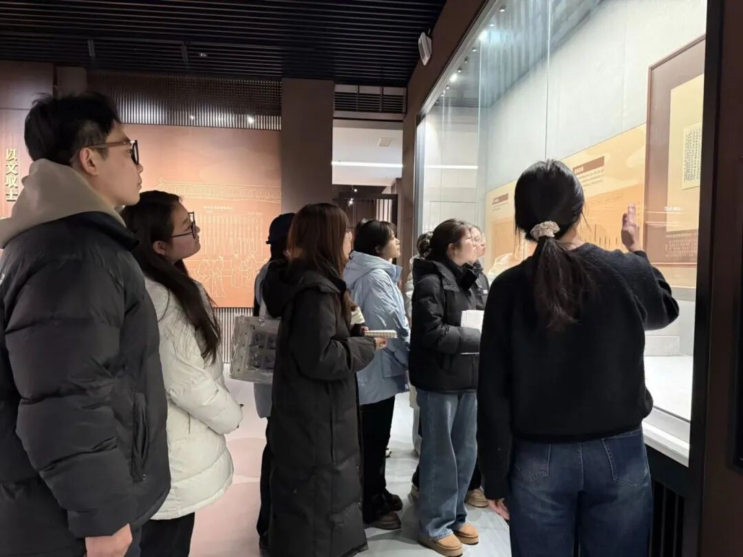 图为讲解员为实践队员讲解家庭教育.jpg