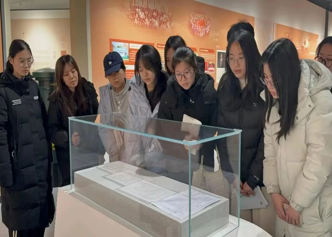 图为讲解员为实践队员讲解教育家的教育主张.jpg