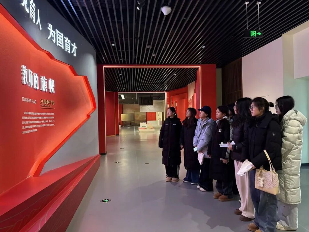 图为实践队员参观杏坛之光展厅.jpg