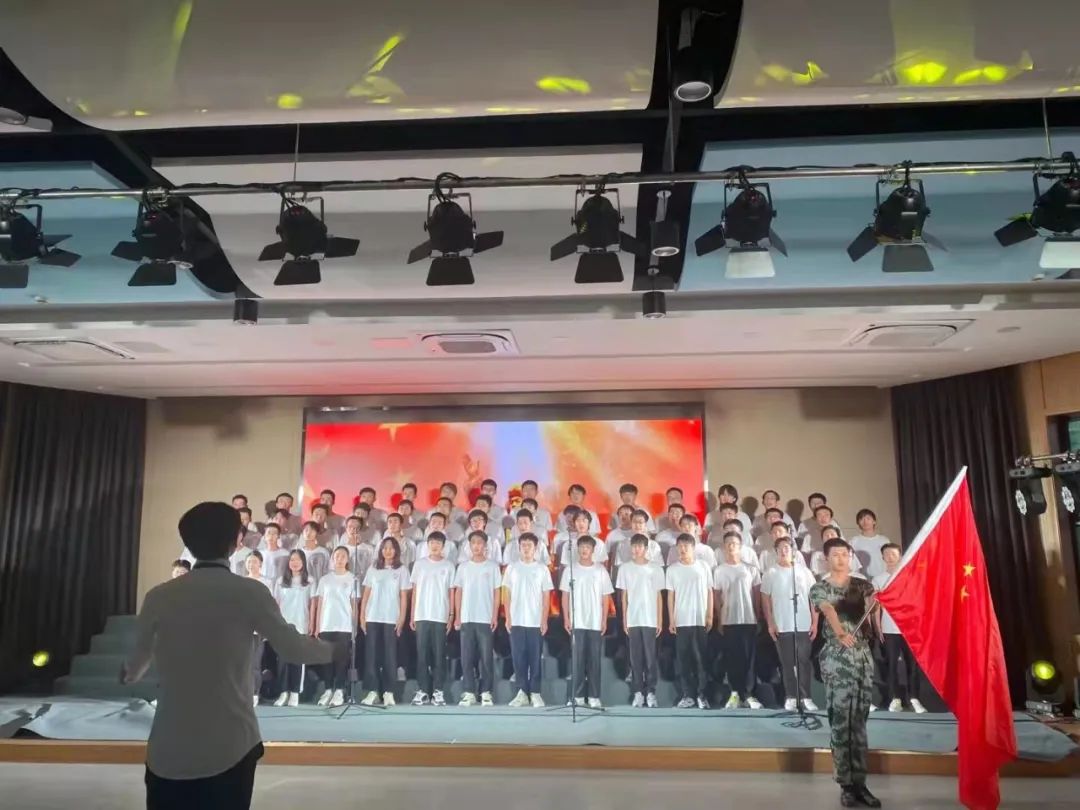 的20支合唱队依次登台演唱,必选曲目《中国矿业大学校歌》和《光荣啊