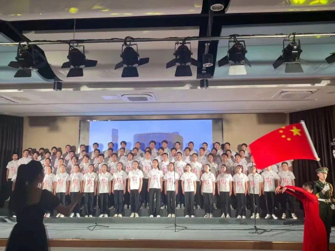 的20支合唱队依次登台演唱,必选曲目《中国矿业大学校歌》和《光荣