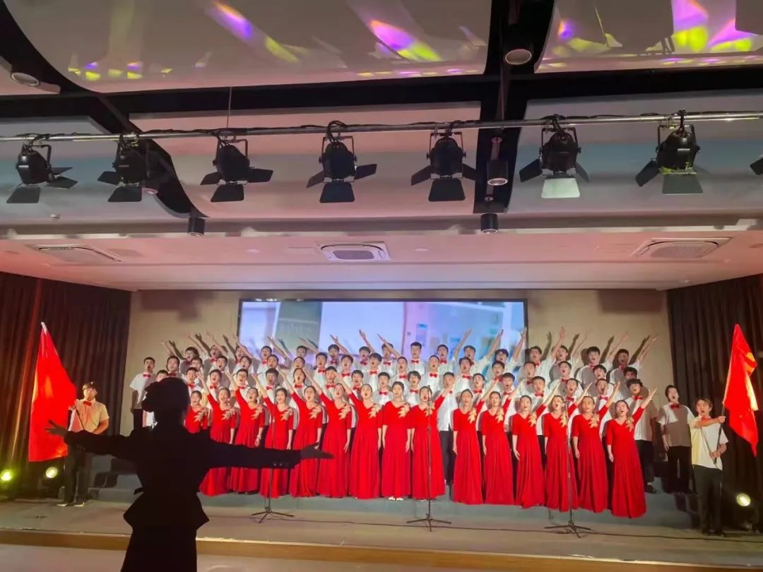 校歌》和《光荣啊,中国共青团》等传达出了莘莘学子对矿大的深厚情感