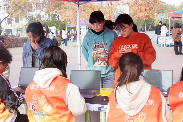 美丽中国 青春行动 信院学子携手并肩做节约粮食践行者