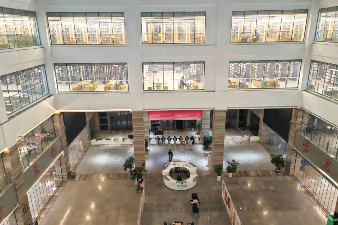 图注:贵州师范大学图书馆大厅为什么要读书人的一生所领略的景色不过