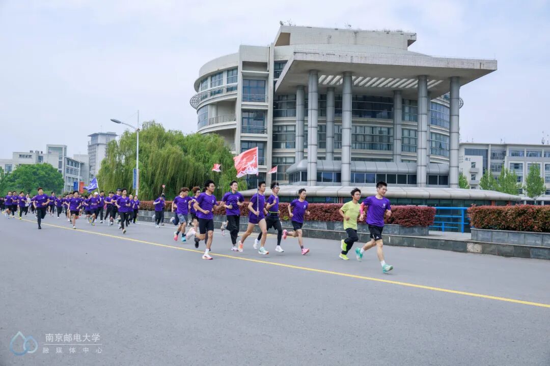 校园跑圆楼.jpg