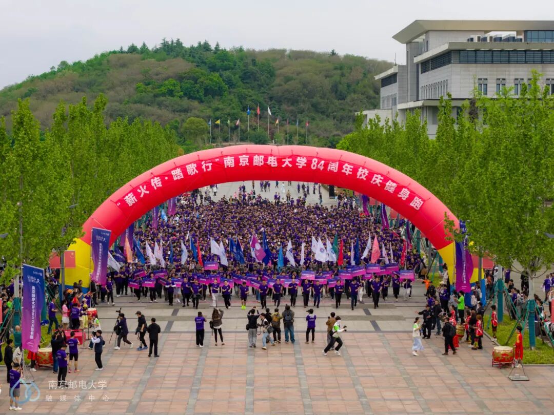 校园跑航拍.jpg