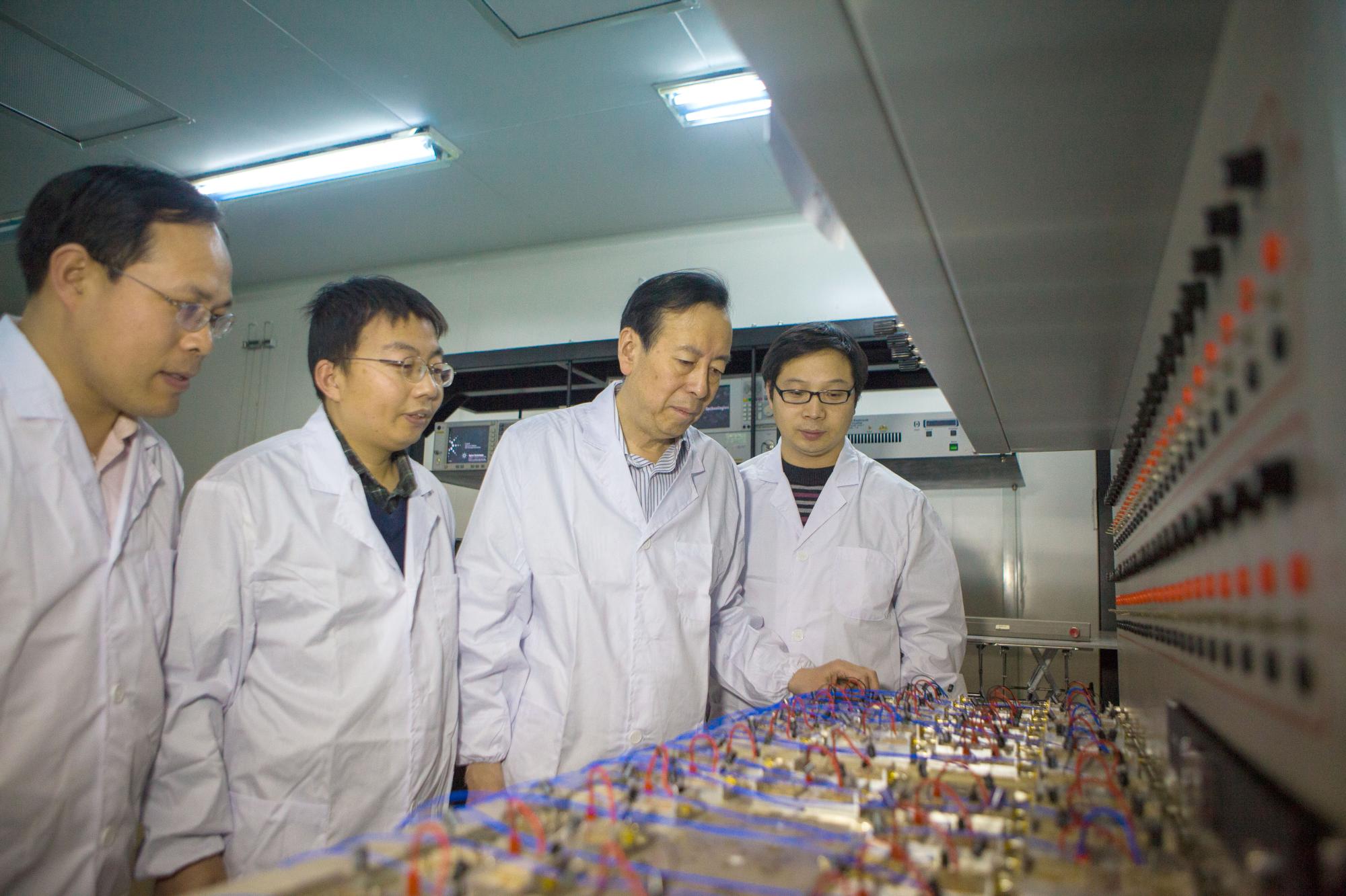 郝跃教授带领团队教师在进行GaN器件可靠性测试.jpg 郝跃教授带领团队教师在进行GaN器件可靠性测试.jpg