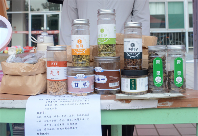 疯狂营销节 48个摊位 销售额突破14000元——第八届“专注商道 共谋经营”校园营销节