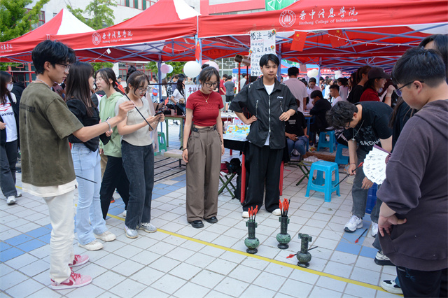 疯狂营销节 48个摊位 销售额突破14000元——第八届“专注商道 共谋经营”校园营销节