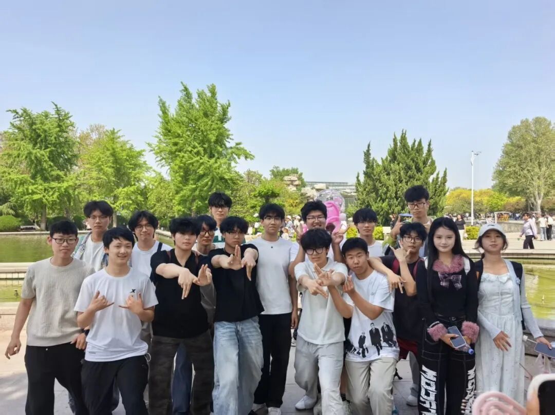 “心花怒放 向阳而生”主题班会3.jpg