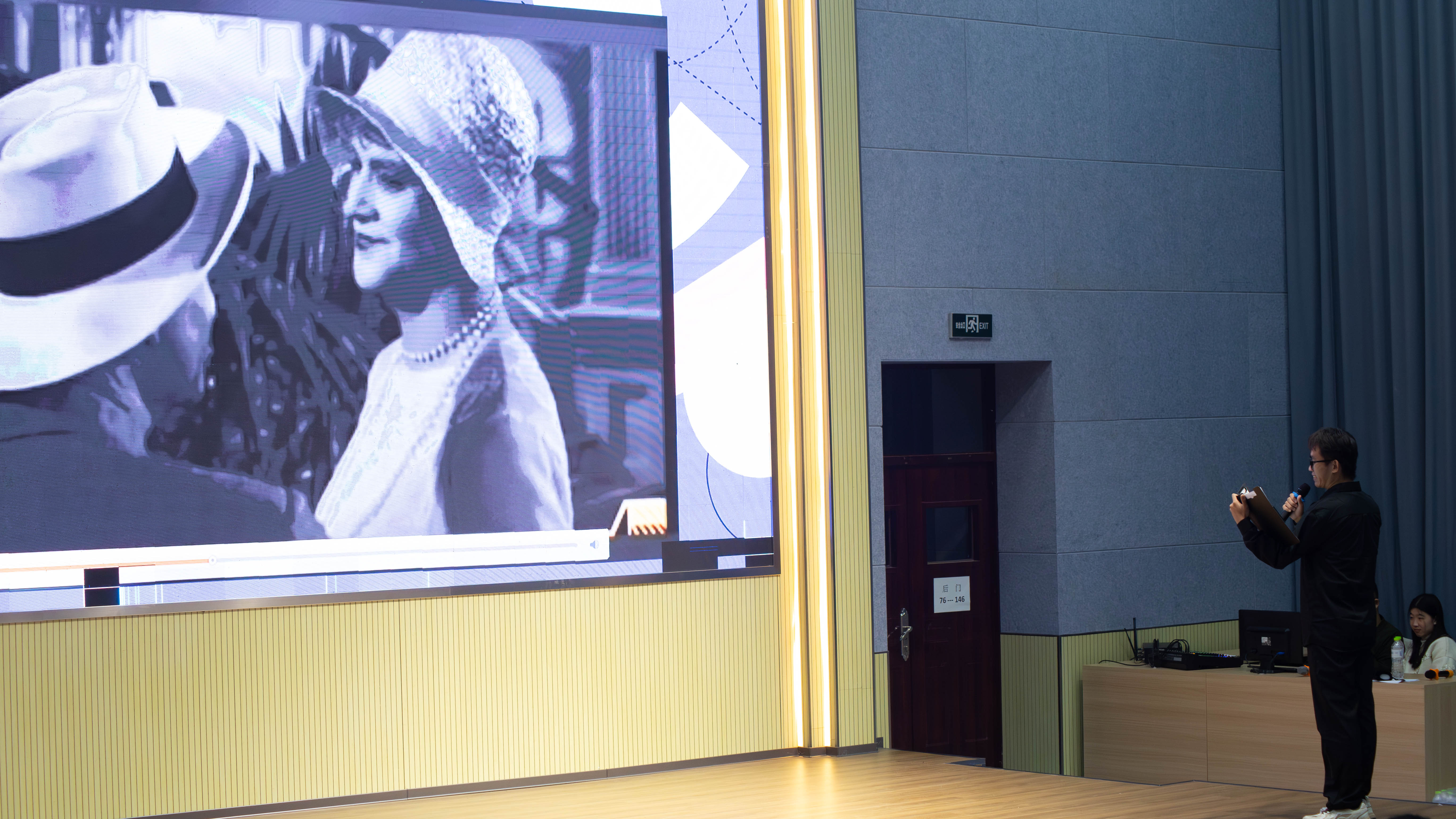 图为配音大赛现场选手配音。王昶彭 供图.jpg 图为配音大赛现场选手配音。王昶彭 供图.jpg