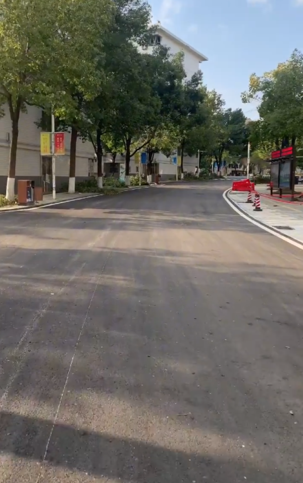 昔日坎坷的南校小路
如今已是宽敞的柏油马路
实干诠释中南速度和中南温度
——by 君 2024.2.15
