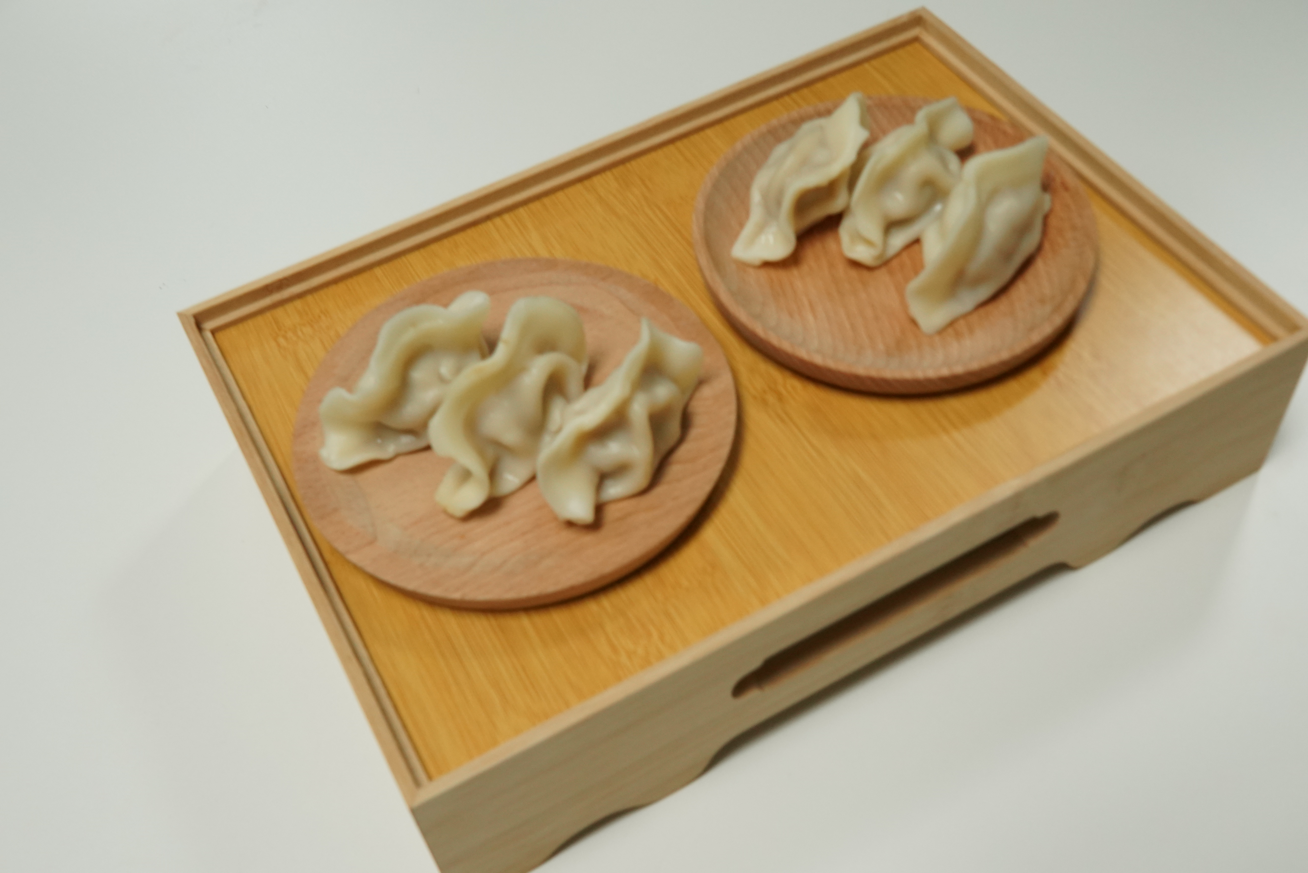 盘中的饺子，是思念的具象，每一口都带着浓浓的乡愁。校园网络通讯站供图