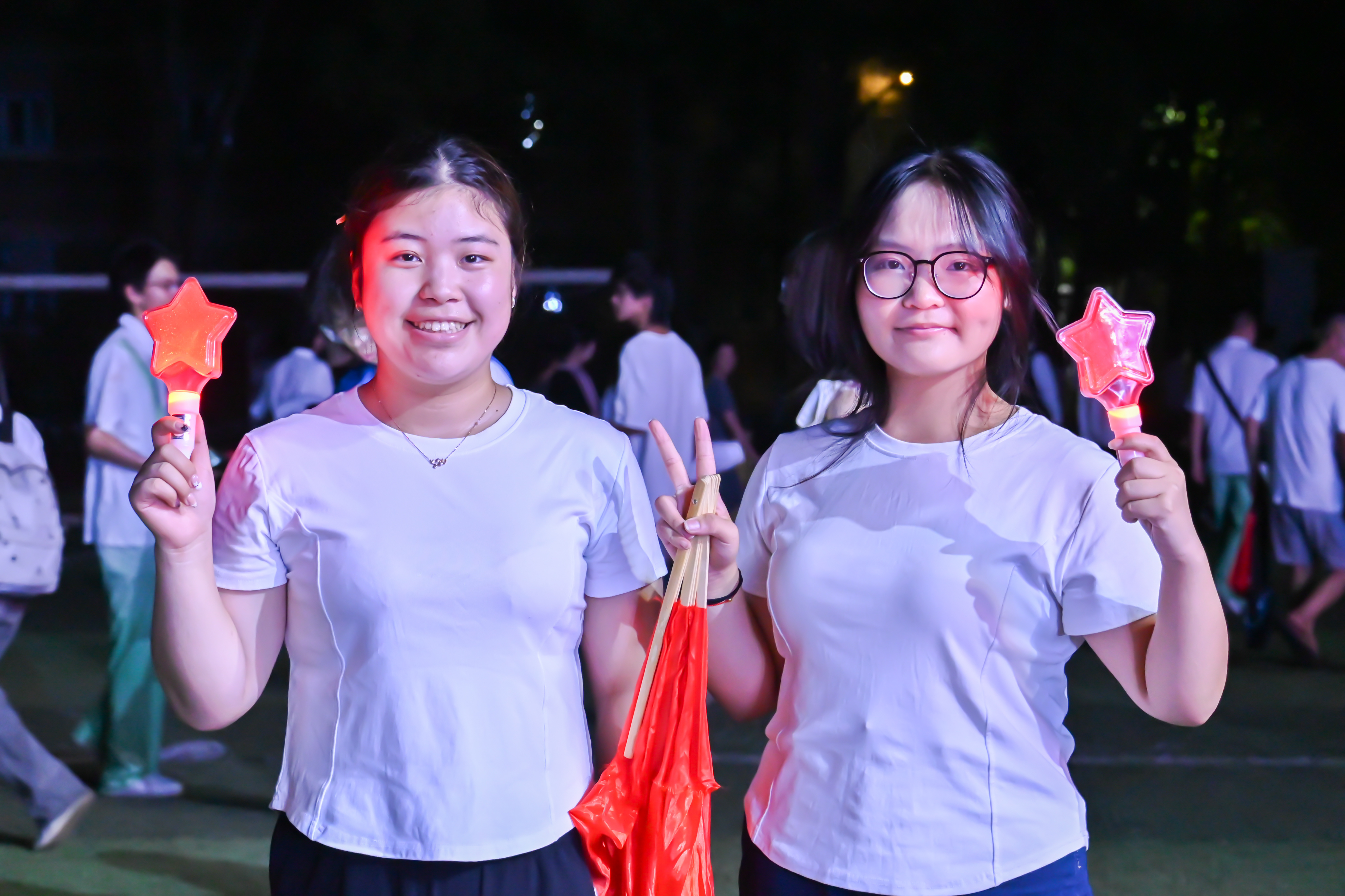 轻松愉快的晚会氛围让人笑容不断。