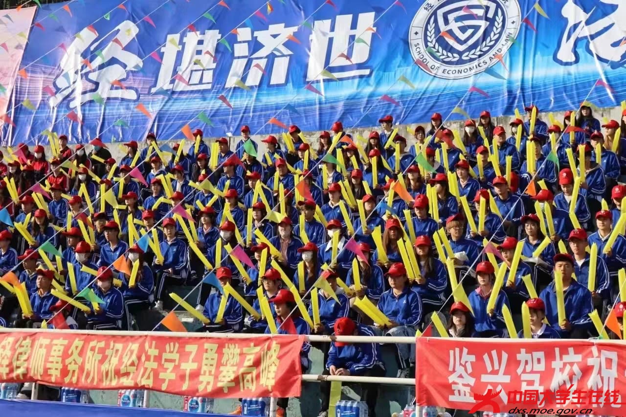 热情的观众们 王嵩贺摄.jpg 热情的观众们 王嵩贺摄.jpg