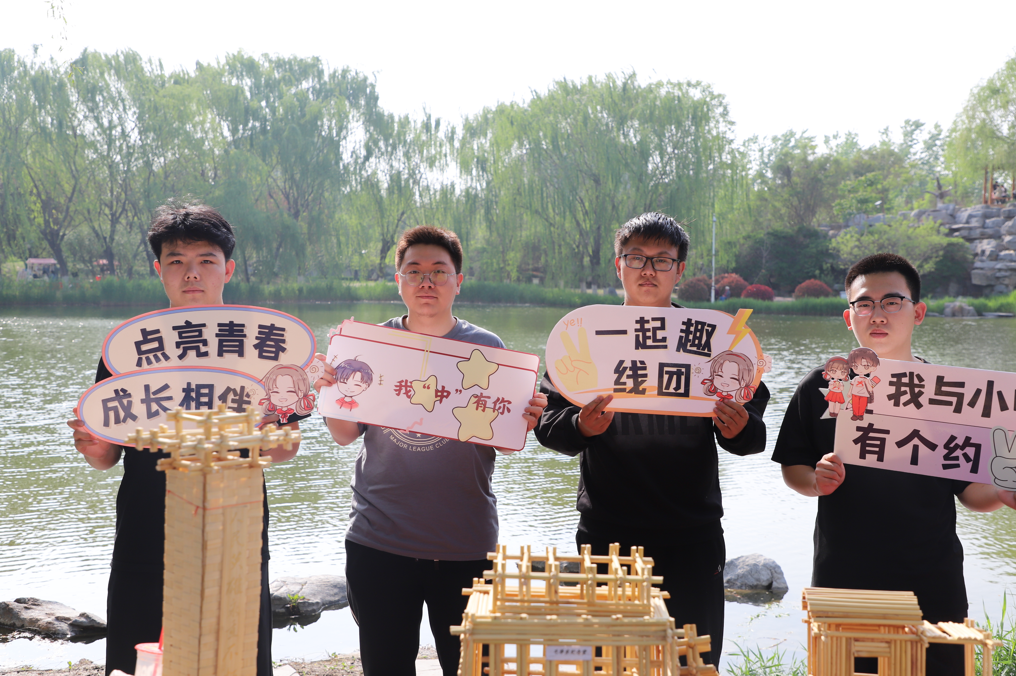 四月樱花绽放的季节，润美于心，化美于行。快来看看小中兄妹和河北科技大学的同学们被怎样的春日盛宴震撼住了呢~