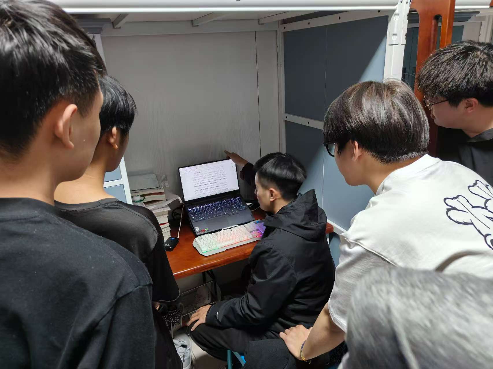 图:伏鑫老师在寝室对职涯规划书做指导.jpg 图:伏鑫老师在寝室对职涯规划书做指导.jpg