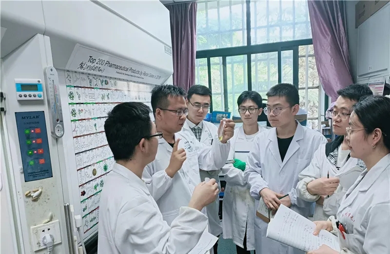 老师在实验室中.webp.jpg