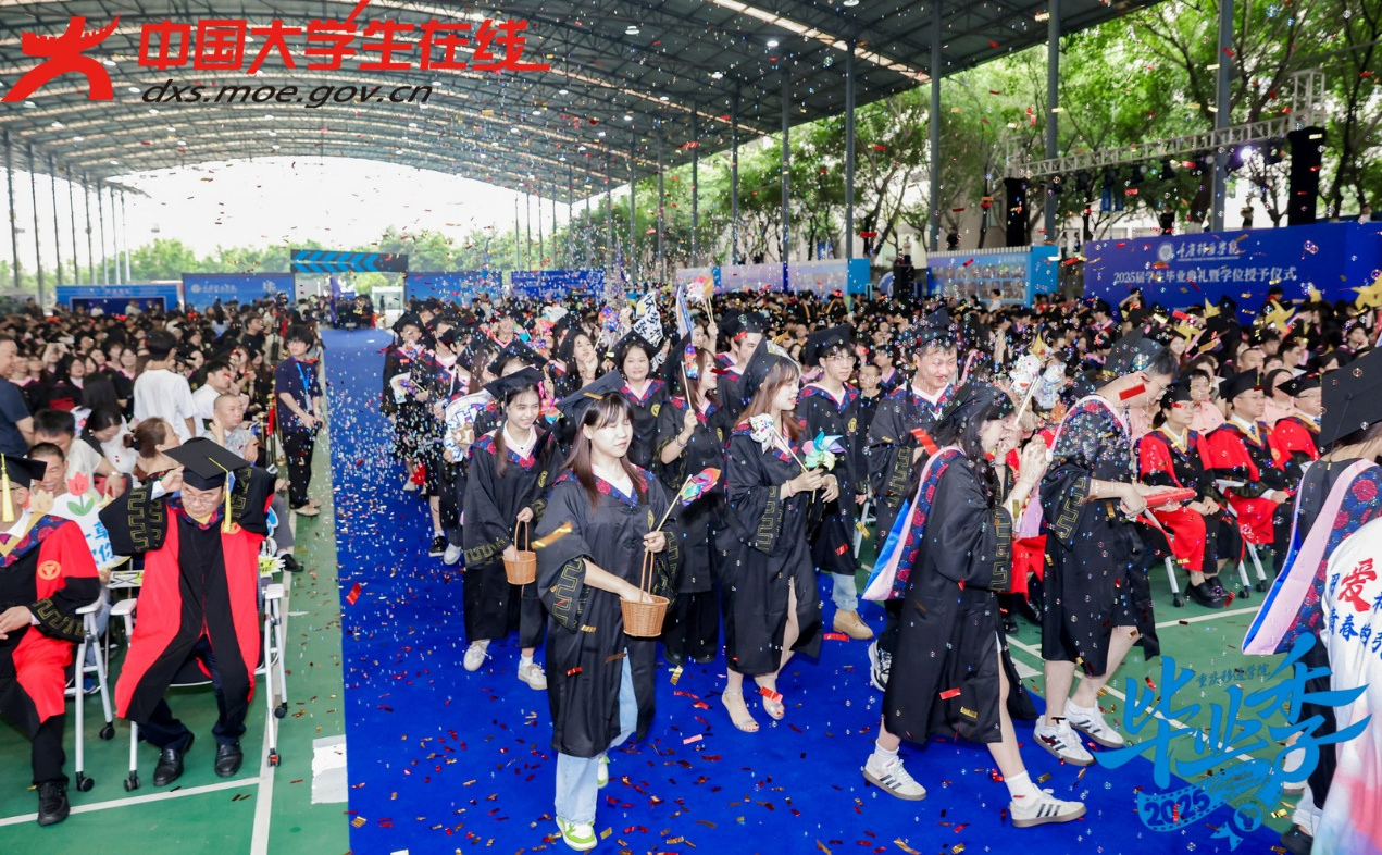 礼花在为25届的毕业生喝彩，庆祝重庆移通学院的毕业生毕业快乐。