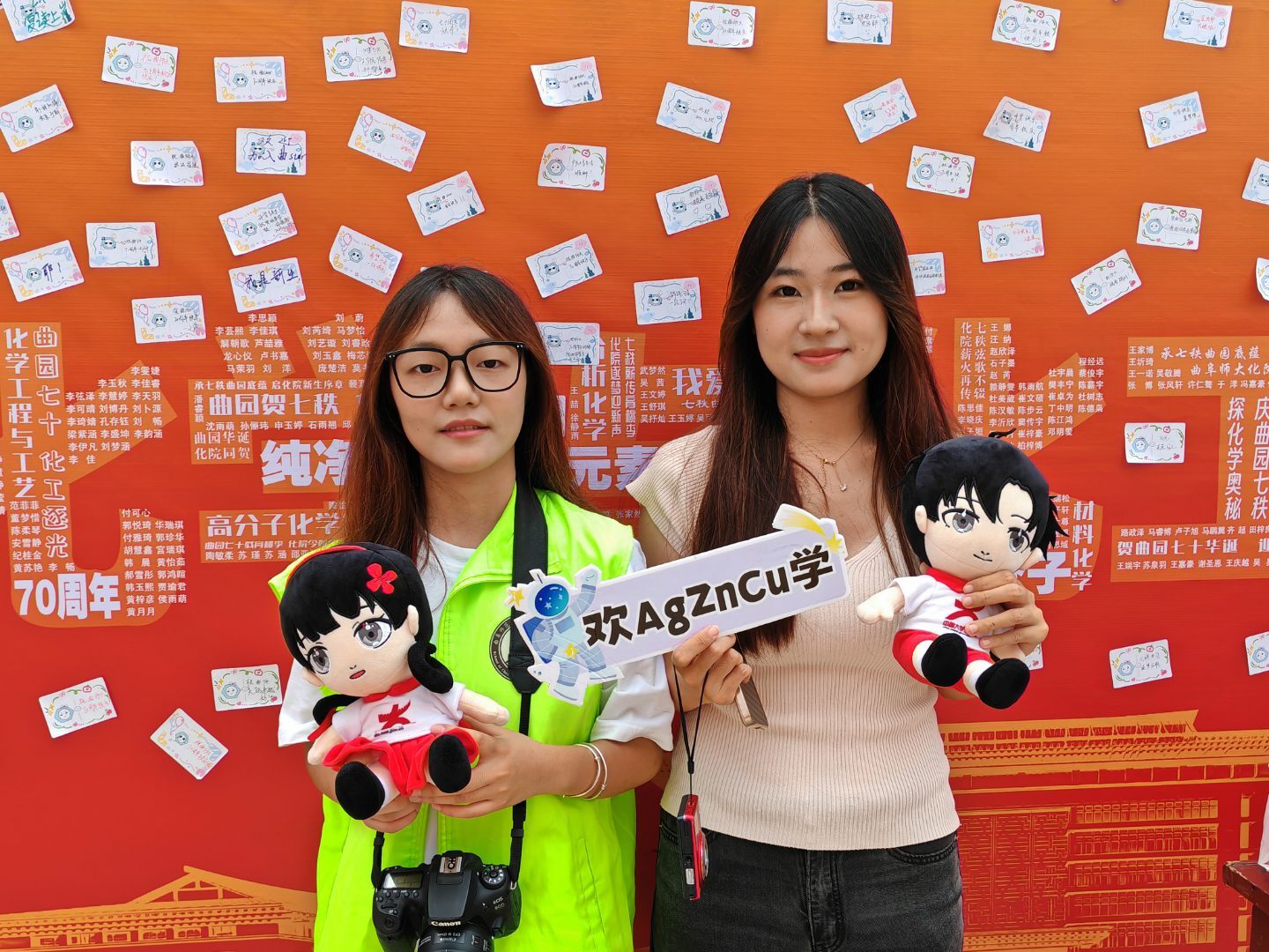 新生拿着小中合照