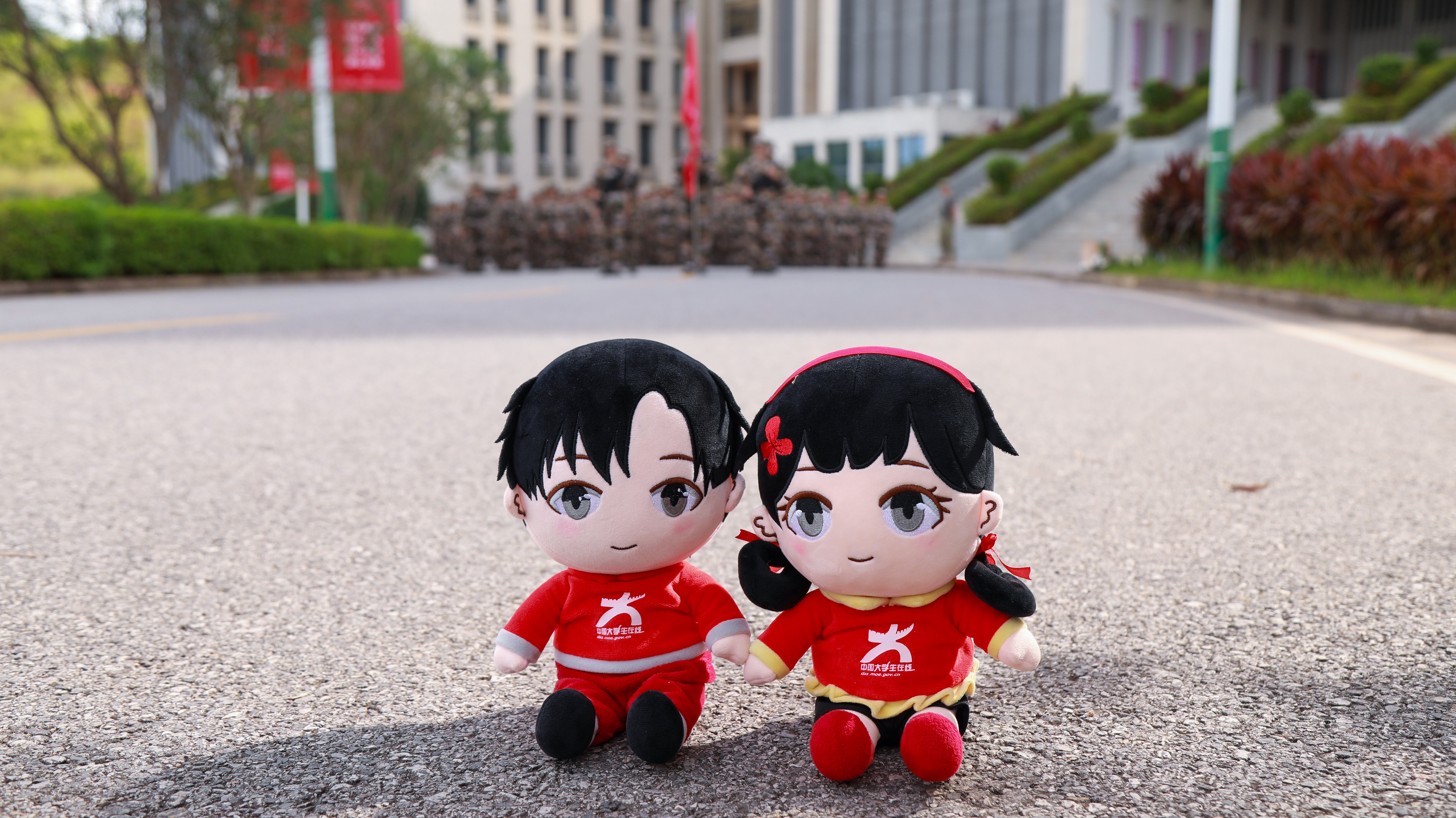 相机捕捉到的，是军训生活中的点点滴滴；明信片上描绘的，是同学们在军训中的欢笑与泪水。这些珍贵的瞬间，将永远留在南宁师大的历史长河中，成为一代又一代学子心中的美好回忆。