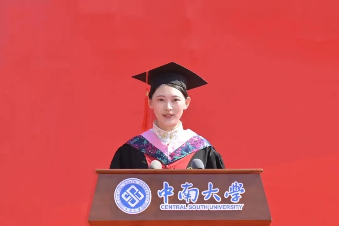 法学院博士毕业生王欣怡说：“中南带给我们滴水穿石的坚韧，也带给我们心系家国的情怀。我将带着中南给予我的精神滋养，脚踏实地、实事求是，扎根科研、潜心育人，为民族复兴铺路架桥，为强国建设添砖加瓦！”