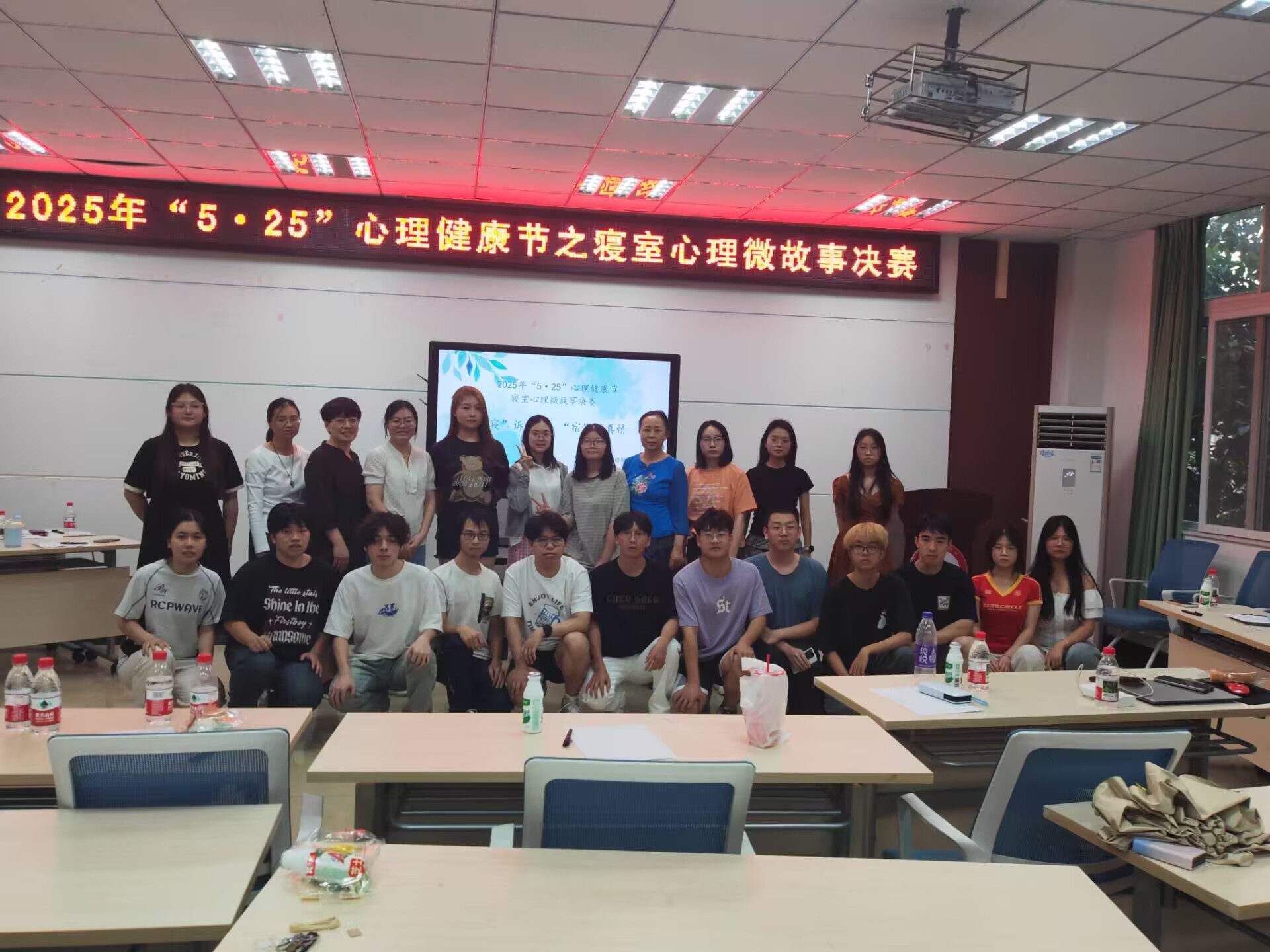 老师同学们合影留恋.jpg