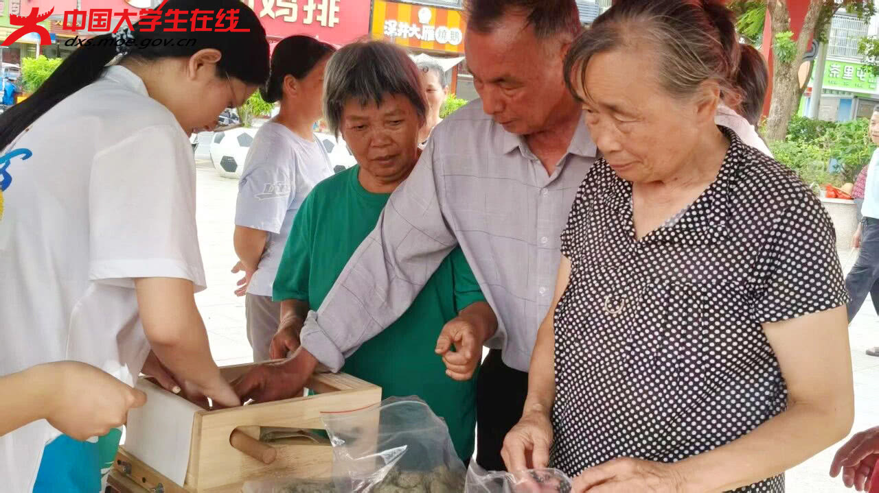 这个夏天，广州东华职业学院“本草青锋”突击队火了乡村集市！量血压、做推拿、卷艾条、送凉茶——六项服务一站配齐。村民直呼“肩膀松了”“心里甜了”。